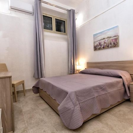 Garden House: Apartments And Rooms For Holidays ปาแลร์โม ภายนอก รูปภาพ