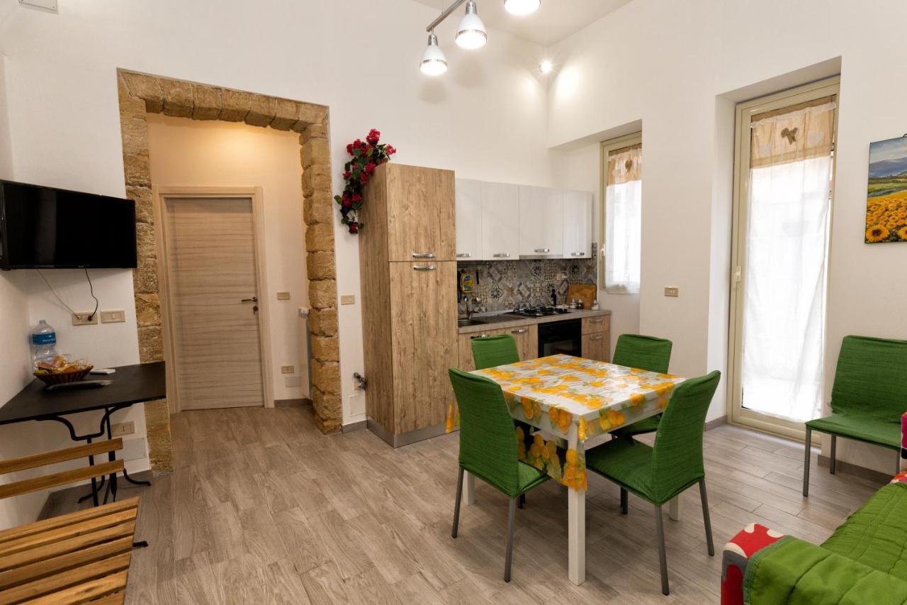 Garden House: Apartments And Rooms For Holidays ปาแลร์โม ภายนอก รูปภาพ
